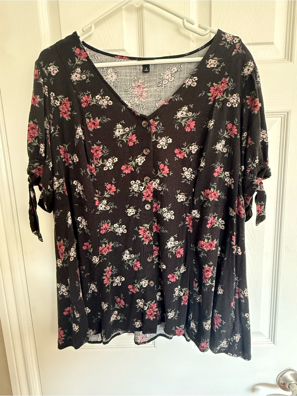 Torrid size 1 Floral Button-Front V-Neck Top - Black with Pink & White Flowers